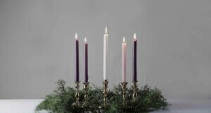 Advent wreath and candles graphic illustrating the Catholic meaning of Advent.
